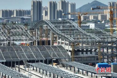 圖為航拍南沿江鐵路江陰站站房屋面鋼結(jié)構(gòu)桁架整體提升現(xiàn)場。(無人機(jī)照片) 中新社記者 泱波 攝